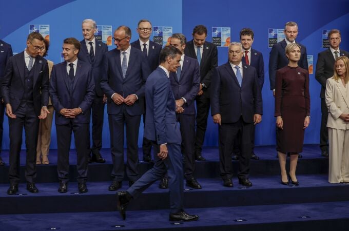 Pedro Sánchez camina solo ante el resto de líderes aliados en la cumbre de la OTAN
