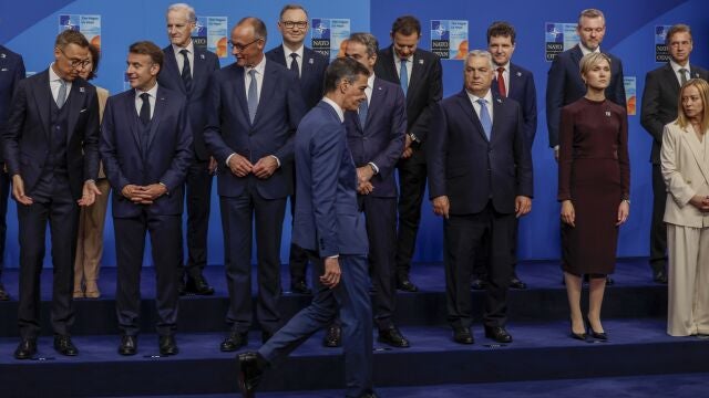 Pedro Sánchez camina solo ante el resto de líderes aliados en la cumbre de la OTAN