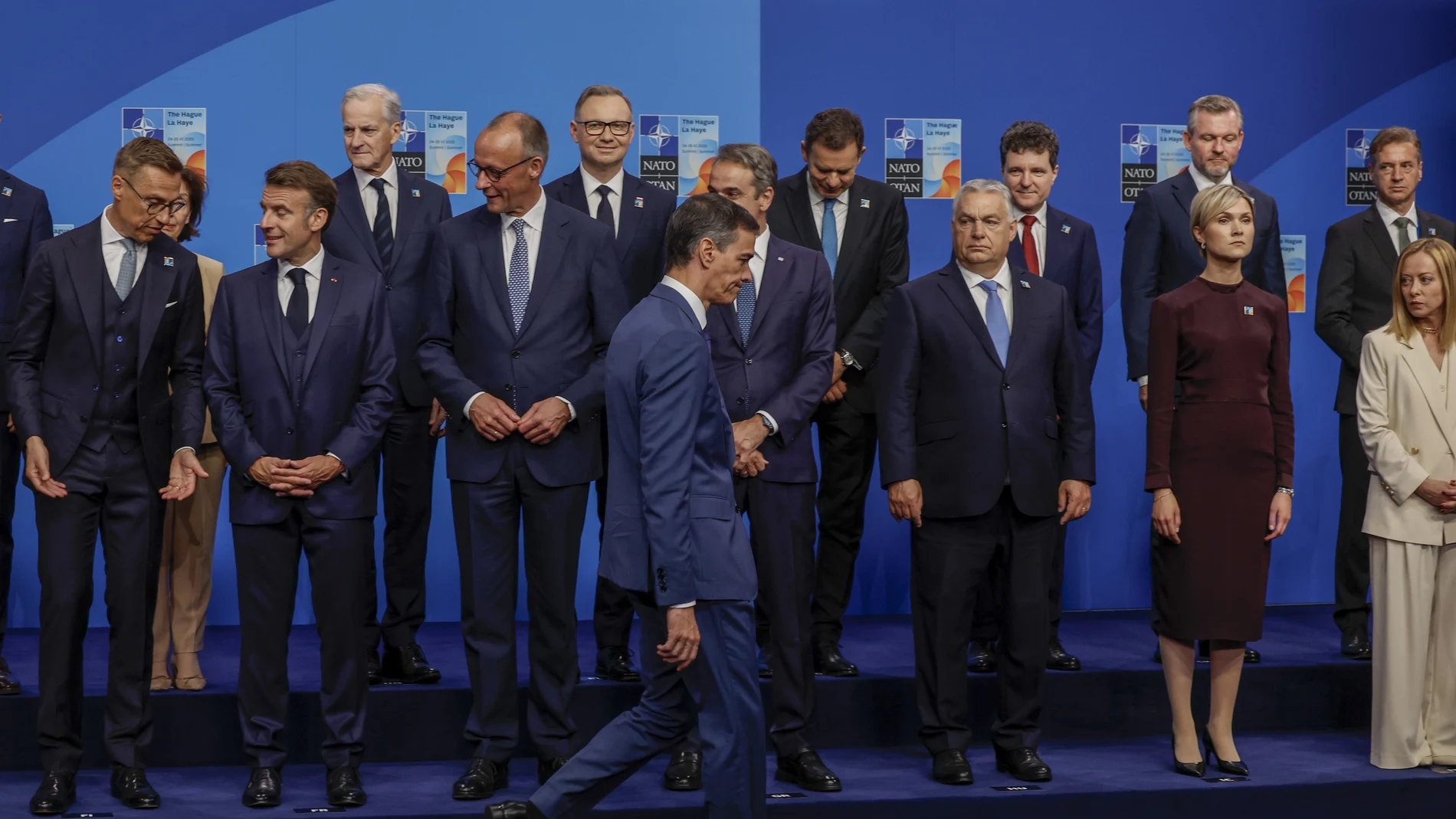 Pedro Sánchez camina solo ante el resto de líderes aliados en la cumbre de la OTAN