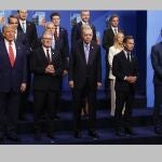 Pedro Sánchez, apartado en la foto de la familia de la cumbre de la OTAN en La Haya