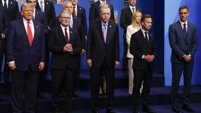 El presidente del Gobierno español, Pedro Sánchez (d); el presidente estadounidense, Donald Trump (i); el turco, Recep Tayyip Erdogan (c); y la primera ministra italiana, Giorgia Meloni (3d), entre otros líderes, posan en la foto de familia de la cumbre de la OTAN que se celebra este miércoles en La Haya, Países Bajos. 