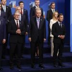 El presidente del Gobierno español, Pedro Sánchez (d); el presidente estadounidense, Donald Trump (i); el turco, Recep Tayyip Erdogan (c); y la primera ministra italiana, Giorgia Meloni (3d), entre otros líderes, posan en la foto de familia de la cumbre de la OTAN que se celebra este miércoles en La Haya, Países Bajos. 