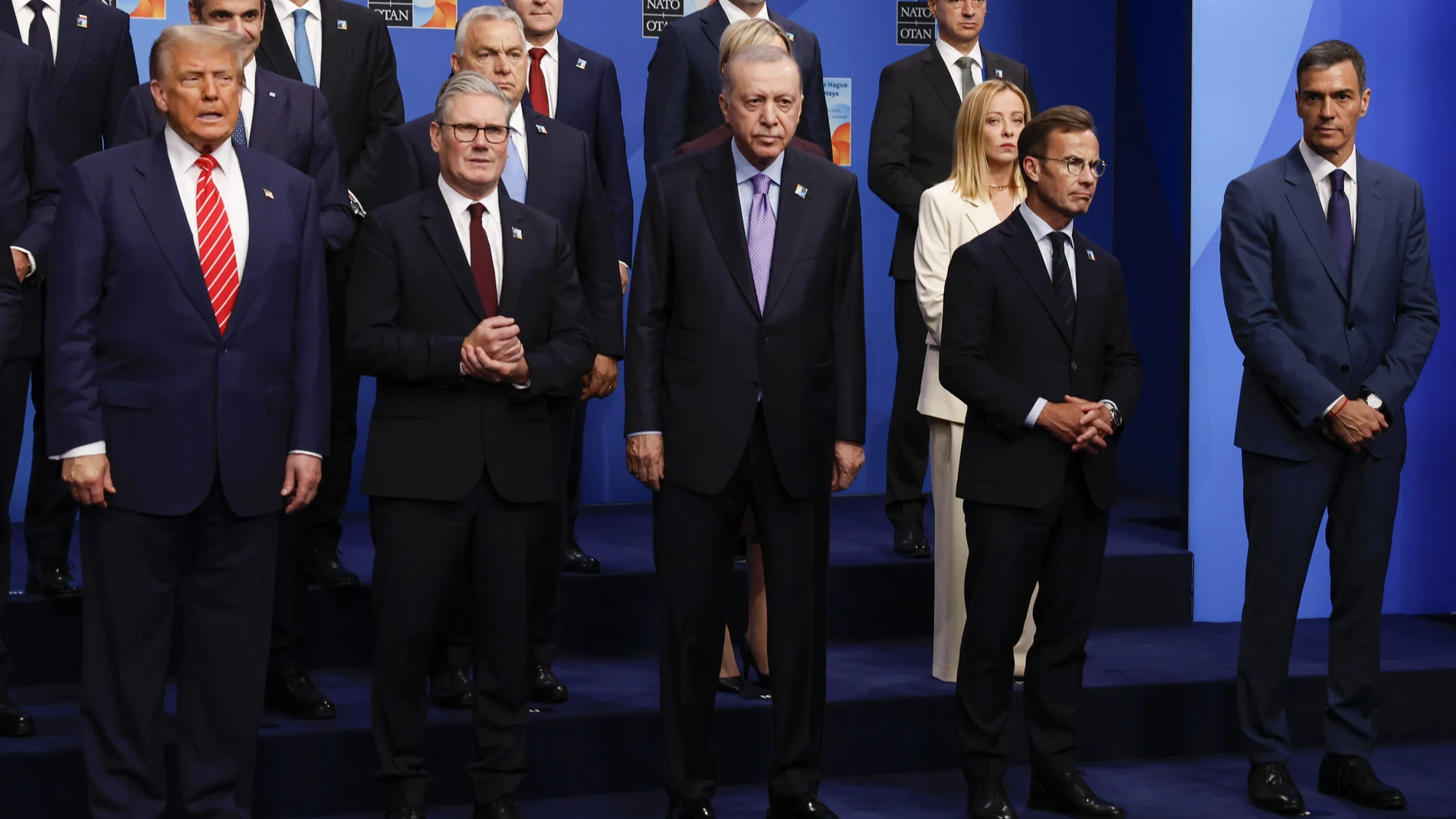 El presidente del Gobierno español, Pedro Sánchez (d); el presidente estadounidense, Donald Trump (i); el turco, Recep Tayyip Erdogan (c); y la primera ministra italiana, Giorgia Meloni (3d), entre otros líderes, posan en la foto de familia de la cumbre de la OTAN que se celebra este miércoles en La Haya, Países Bajos.