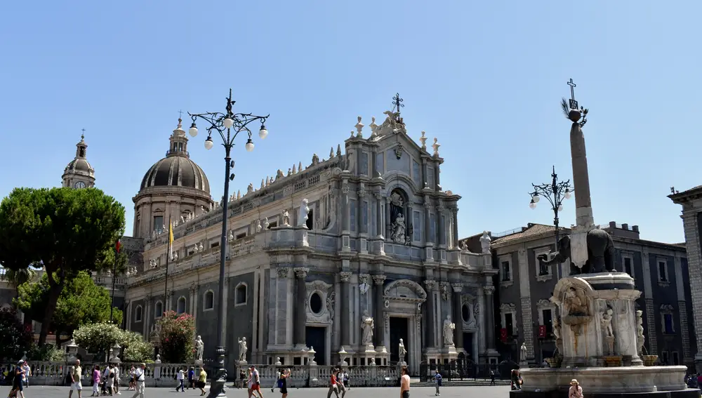 Plaza del Duomo, donde se encuentra el icónico U Liotru, la fuente del elefante tallada en lava y símbolo de la ciudad