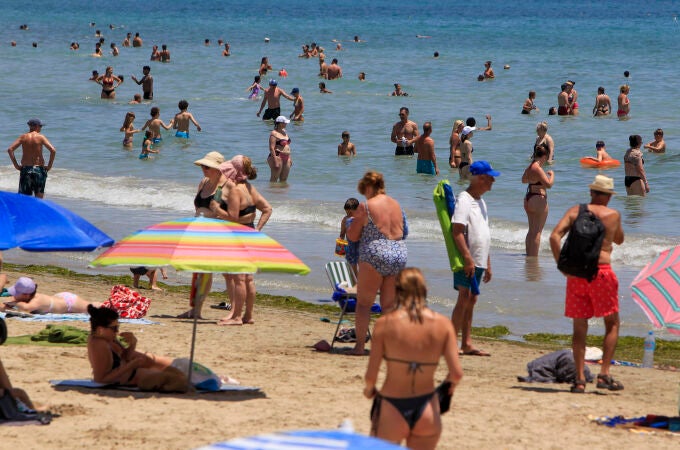 Bañistas en la playa de Alicante, intentado soportar las altas temperaturas