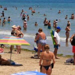 Bañistas en la playa de Alicante, intentado soportar las altas temperaturas