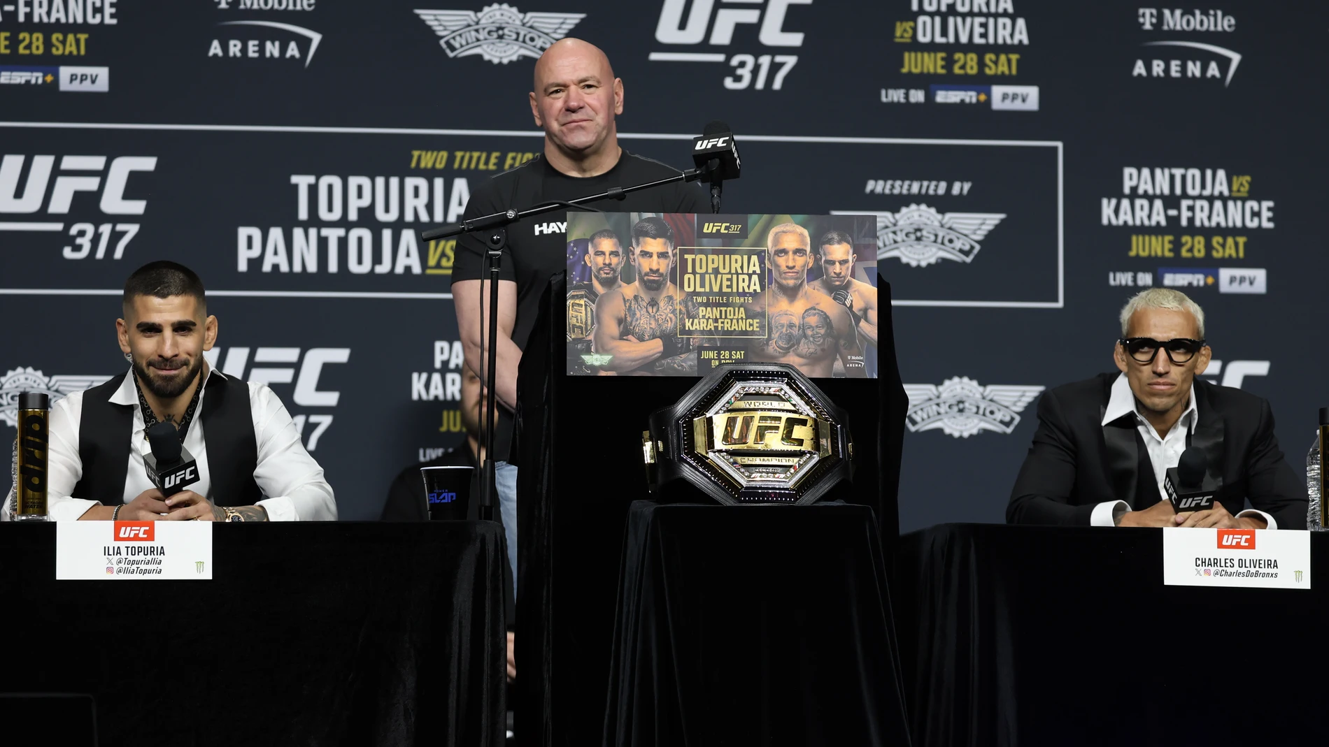 AME8907. LAS VEGAS (ESTADOS UNIDOS), 26/06/2025.- El presidente de la Ultimate Fighting Championship (UFC), Dana White (c), el luchador hispanogeorgiano Ilia Topuria (i) y el brasileño Charles Oliveira, asisten a una rueda de prensa este jueves, en Las Vegas (Estados Unidos). Topuria y Oliveira se enfrentaran el próximo sábado en Las Vegas, donde disputarán el título del peso ligero en el UFC 317. EFE/ Octavio Guzmán