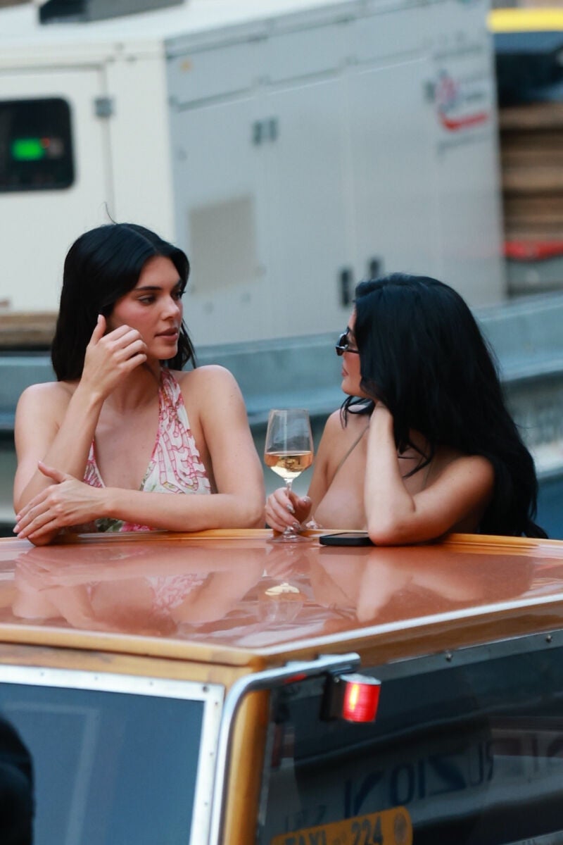 Kendall y Kylie Jenner en la boda de Jeff Bezos y Lauren Sánchez