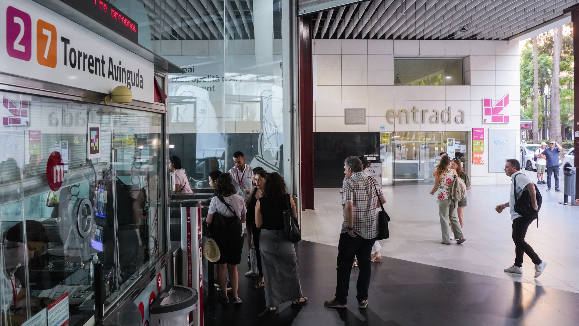 Varios viajeros el día de la reapertura del tramo València Sud-Castelló de Metrovalencia, en la estación de Torrent, a 27 de junio de 2025, en Torrent, Valencia, Comunidad Valenciana (España). Tras una inversión de 140 millones de euros por parte de la Generalitat para reparar los desperfectos ocasionados por la dana del pasado mes de octubre, Metrovalencia retoma hoy la actividad en el último tramo todavía afectado: Castelló-València Sud. En total, se ha intervenido sobre 50 kilómetros de v...