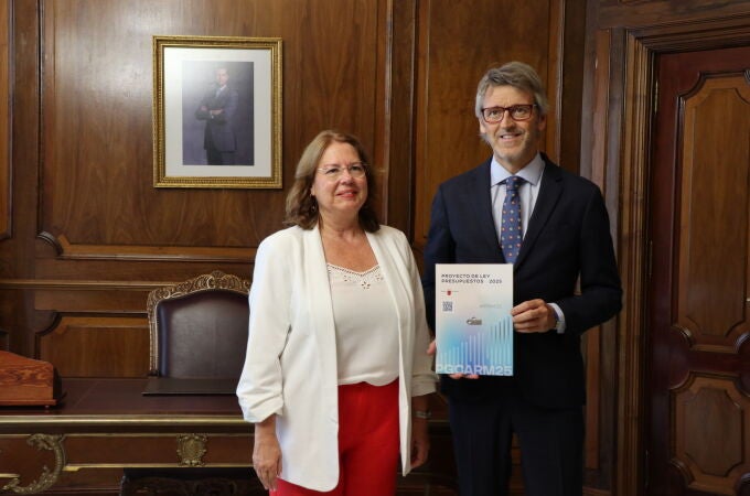 El consejero Luis Alberto Marín junto a Visitación Martínez