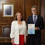 El consejero Luis Alberto Marín junto a Visitación Martínez