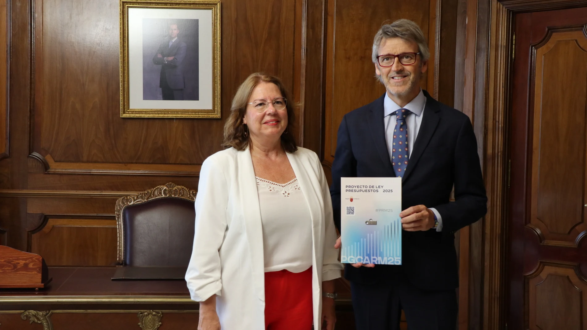 El consejero Luis Alberto Marín junto a Visitación Martínez
