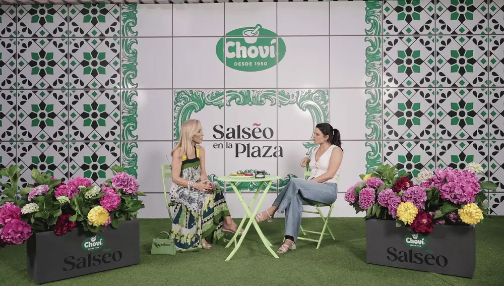 Carmen Lomana y Adriana Torrebejano en "Salseo en la plaza"