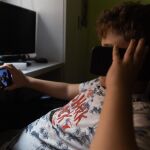 Más de 375.000 niños en España se quedan solos en casa frente al móvil sin presencia de un adulto, según Educo