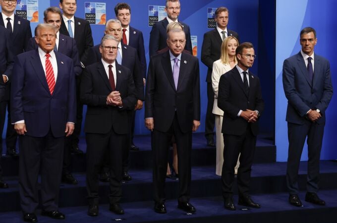 El presidente del Gobierno español, Pedro Sánchez (d); el presidente estadounidense, Donald Trump (i); el turco, Recep Tayyip Erdogan (c); y la primera ministra italiana, Giorgia Meloni (3d), entre otros líderes, posan en la foto de familia de la cumbre de la OTAN que se celebra este miércoles en La Haya, Países Bajos. 