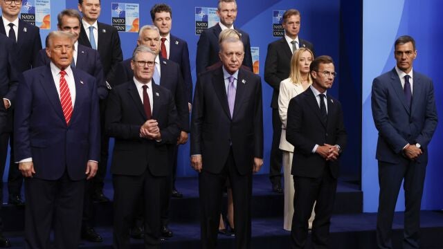 El presidente del Gobierno español, Pedro Sánchez (d); el presidente estadounidense, Donald Trump (i); el turco, Recep Tayyip Erdogan (c); y la primera ministra italiana, Giorgia Meloni (3d), entre otros líderes, posan en la foto de familia de la cumbre de la OTAN que se celebra este miércoles en La Haya, Países Bajos. 