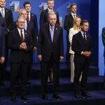 El presidente del Gobierno español, Pedro Sánchez (d); el presidente estadounidense, Donald Trump (i); el turco, Recep Tayyip Erdogan (c); y la primera ministra italiana, Giorgia Meloni (3d), entre otros líderes, posan en la foto de familia de la cumbre de la OTAN que se celebra este miércoles en La Haya, Países Bajos. 