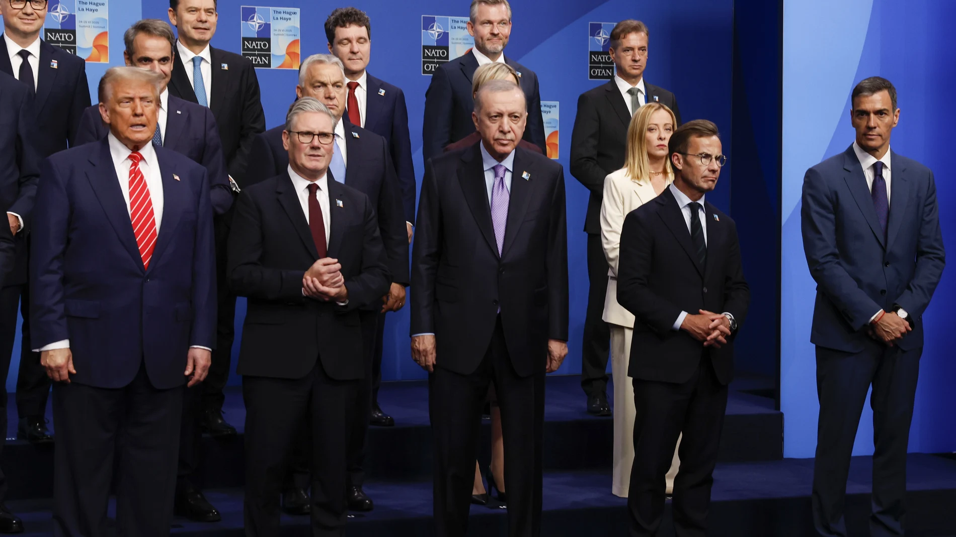 El presidente del Gobierno español, Pedro Sánchez (d); el presidente estadounidense, Donald Trump (i); el turco, Recep Tayyip Erdogan (c); y la primera ministra italiana, Giorgia Meloni (3d), entre otros líderes, posan en la foto de familia de la cumbre de la OTAN que se celebra este miércoles en La Haya, Países Bajos.