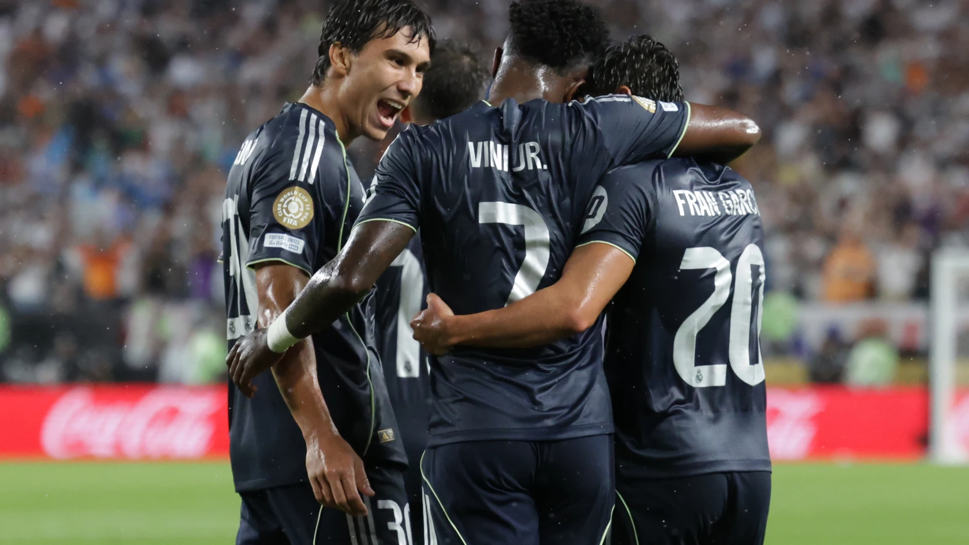 AME8936. FILADELFIA (ESTADOS UNIDOS), 26/06/2025.- Los jugadores del Real Madrid celebran un gol este jueves, en un partido de la fase de grupos del Mundial de Clubes entre Salzburgo y Real Madrid, en el estadio Lincoln Financial Field en Filadelfia (Estados Unidos). EFE/ Andre Coelho