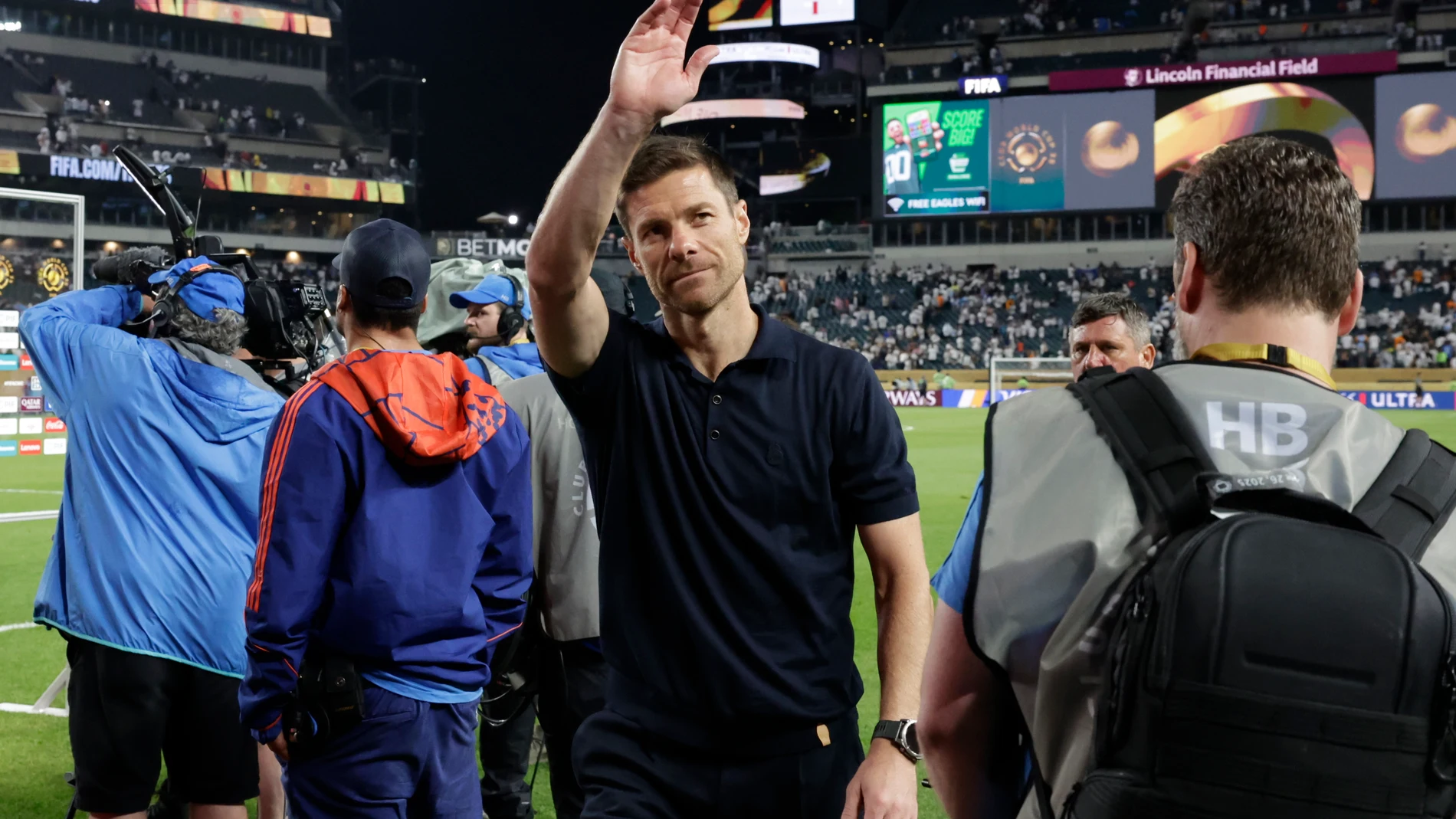 AME8936. FILADELFIA (ESTADOS UNIDOS), 26/06/2025.- El entrenador del Real Madrid, Xabi Alonso, saluda a los aficionados este jueves, tras un partido de la fase de grupos del Mundial de Clubes entre Salzburgo y Real Madrid, en el estadio Lincoln Financial Field en Filadelfia (Estados Unidos). EFE/ Andre Coelho