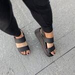 Las Crocs más virales están rebajadas un 30%: con plataforma, cómodas y perfectas para estilizar las piernas