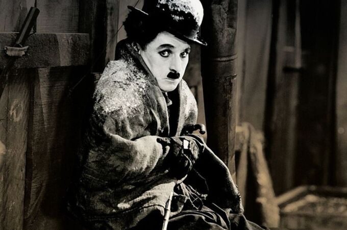 Una escena del filme en donde vemos a Charlot inmerso en las aventuras que acompañaron al contexto de la fiebre del oro