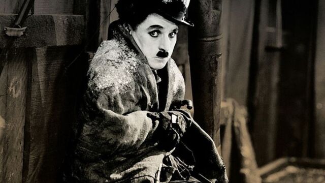 Una escena del filme en donde vemos a Charlot inmerso en las aventuras que acompañaron al contexto de la fiebre del oro