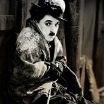 Una escena del filme en donde vemos a Charlot inmerso en las aventuras que acompañaron al contexto de la fiebre del oro