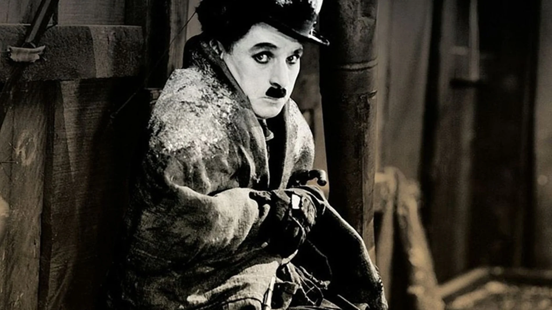 Una escena del filme en donde vemos a Charlot inmerso en las aventuras que acompañaron al contexto de la fiebre del oro
