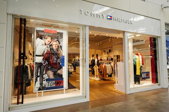 No es Zara ni Massimo Dutti: el polo blanco de Tommy Hilfiger que arrasa por su rebaja del 40 %