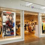 No es Zara ni Massimo Dutti: el polo blanco de Tommy Hilfiger que arrasa por su rebaja del 40 %