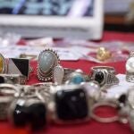 El Ayuntamiento subasta desde el lunes cerca de 3.600 objetos perdidos entre joyas, relojes y bisutería