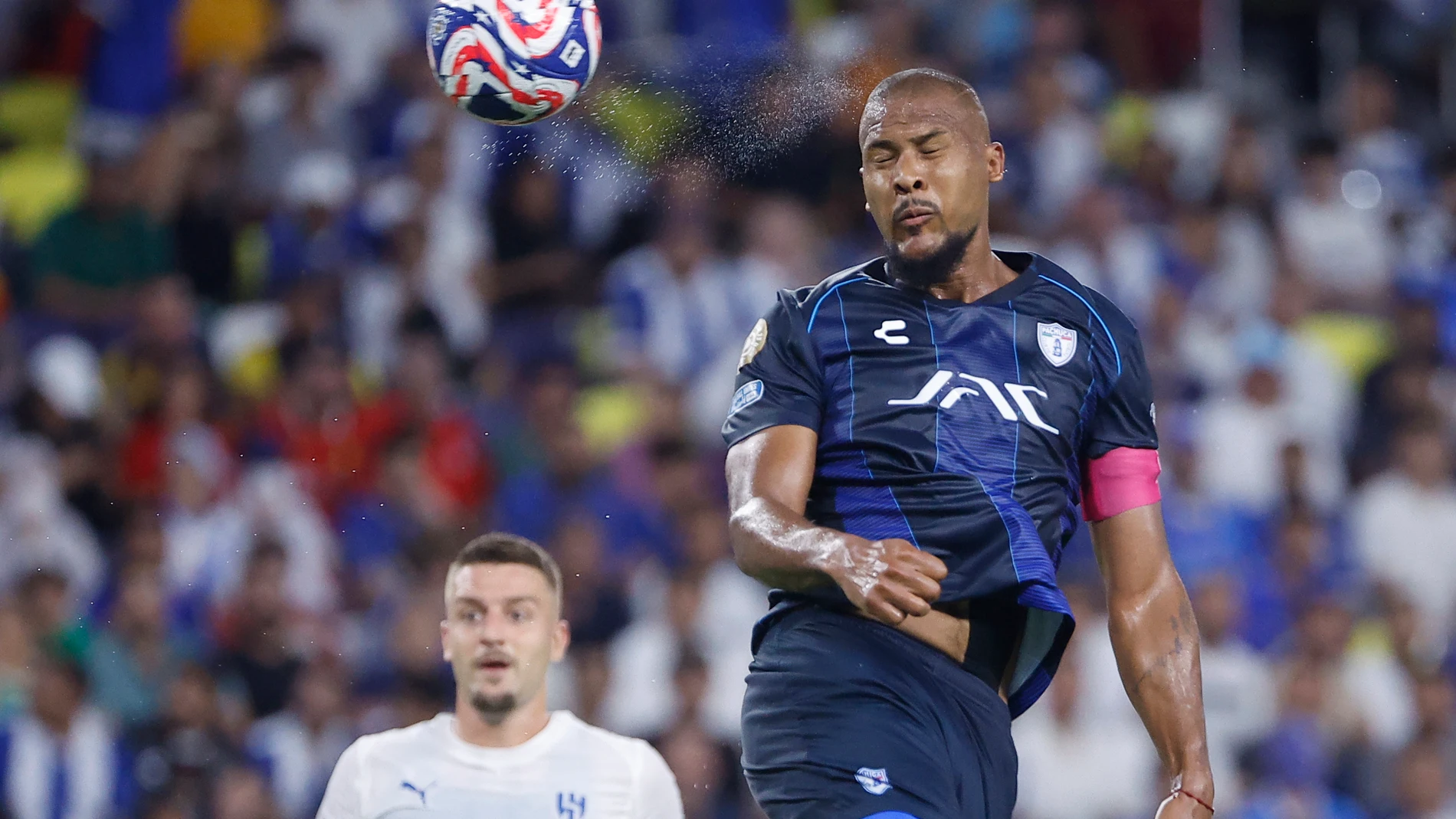 AMDEP7443. NASHVILLE (ESTADOS UNIDOS), 26/06/2025.- Salomón Rondón de Pachuca cabecea un balón este jueves, durante un partido del Mundial de Clubes entre Al Hilal y Pachuca en el estadio Geodis Park en Nashville (Estados Unidos). EFE/ Juan Ignacio Roncoroni
