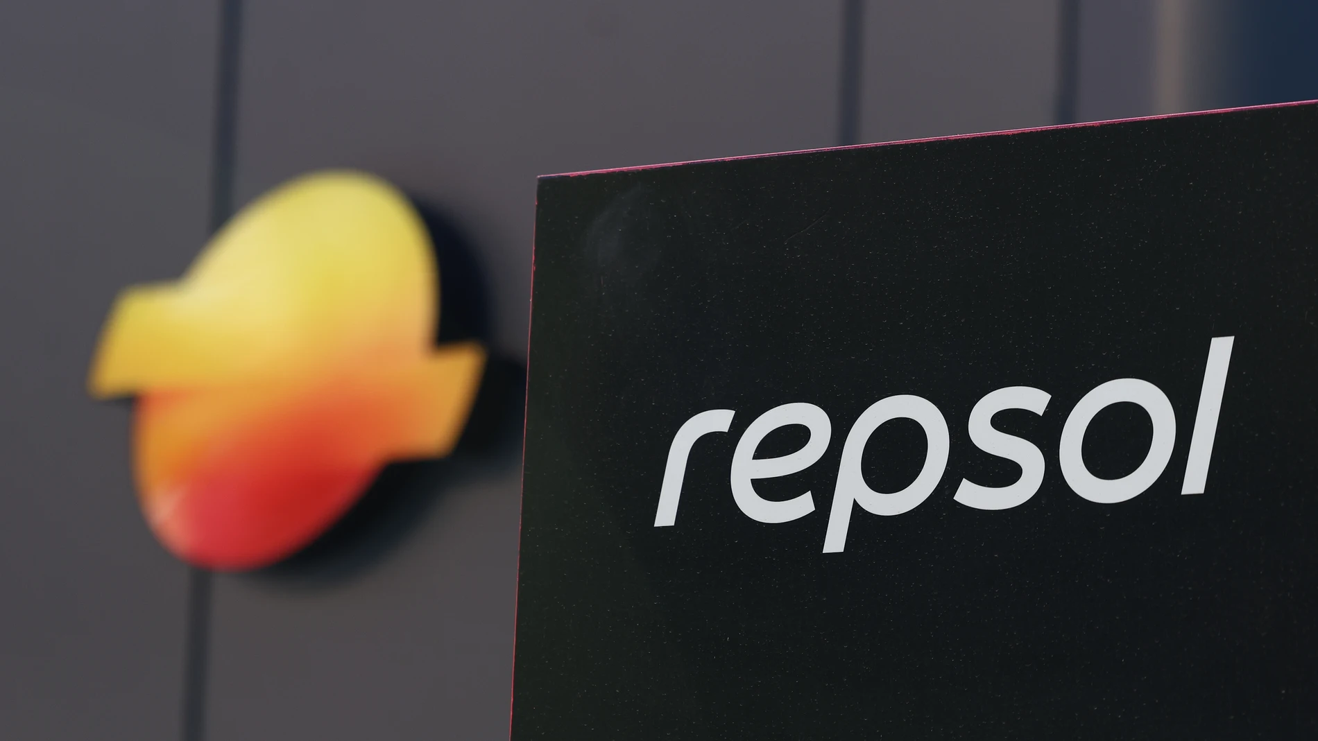 El nuevo logo e imagen de marca de Repsol, a 27 de junio de 2025, en Madrid (España). Repsol ha estrenado su nueva imagen de marca para adaptarla a la estrategia de la compañía. La nueva identidad visual será implementada en los activos digitales de forma inmediata y de forma paulatina en los activos físicos acompañando el despliegue de la experiencia cliente. 27 JUNIO 2025;RECURSOS;REPSOL;LOGO;MARCA Marta Fernández / Europa Press 27/06/2025