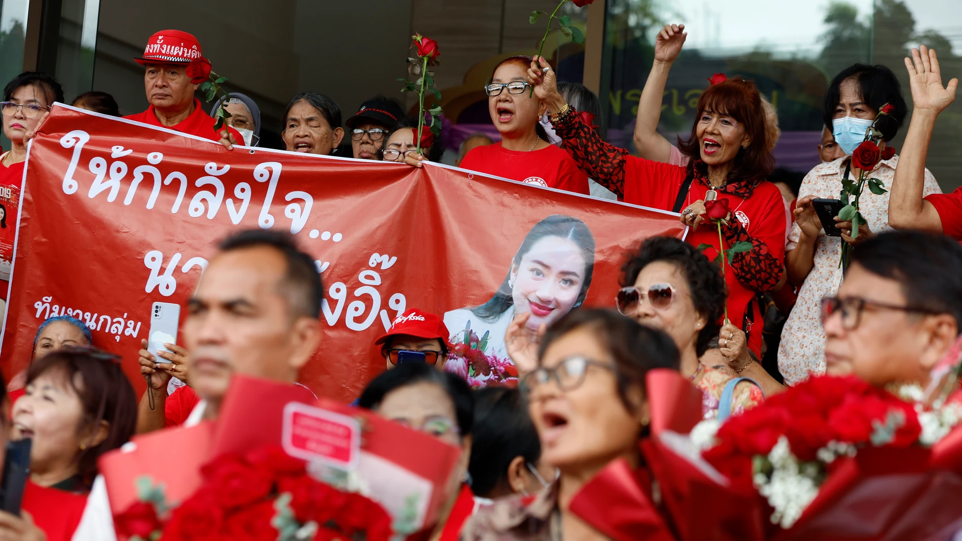 BANGKOK (Thailand), 27/06/2025.- Supporters of Thai Prime Minister Paetongtarn Shinawatra gather for a protest at the Pheu Thai Party's headquarters in Bangkok, Thailand,27 June 2025. Supporters of Prime Minister Paetongtarn rallied in her support amid increased calls for her resignation following the leak of an audio recording of her phone conversation with former Cambodian Premier Hun Sen regarding a border dispute between the two countries. (Protestas, Camboya, Tailandia) EFE/EPA/NARONG SA...