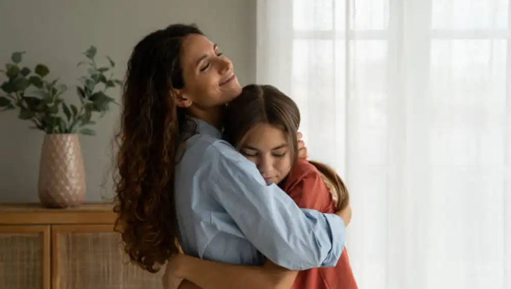 Madre e hija abrazándose
