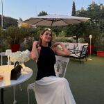 María Pomb con vestido elegante de invitada. 