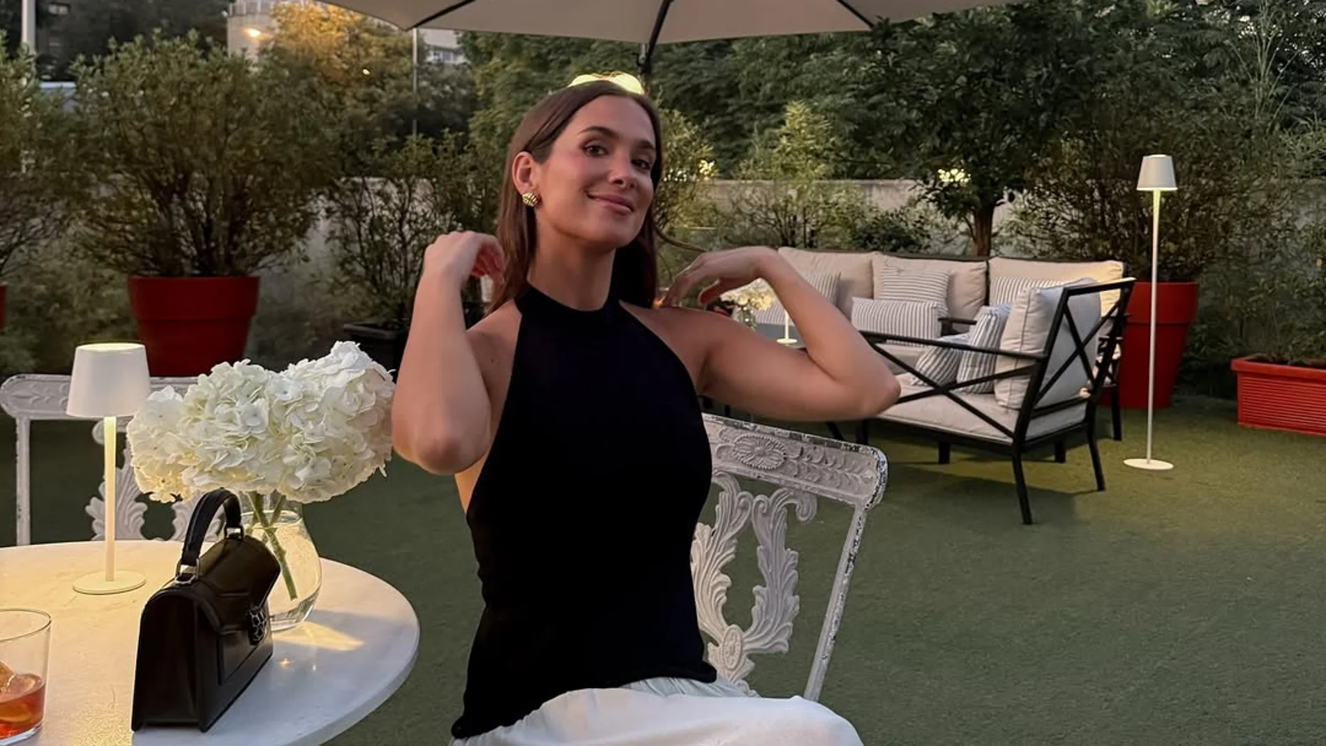María Pomb con vestido elegante de invitada.