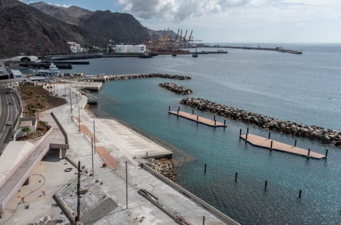 Un menor de 17 años, en estado crítico tras ser rescatado del mar en Tenerife