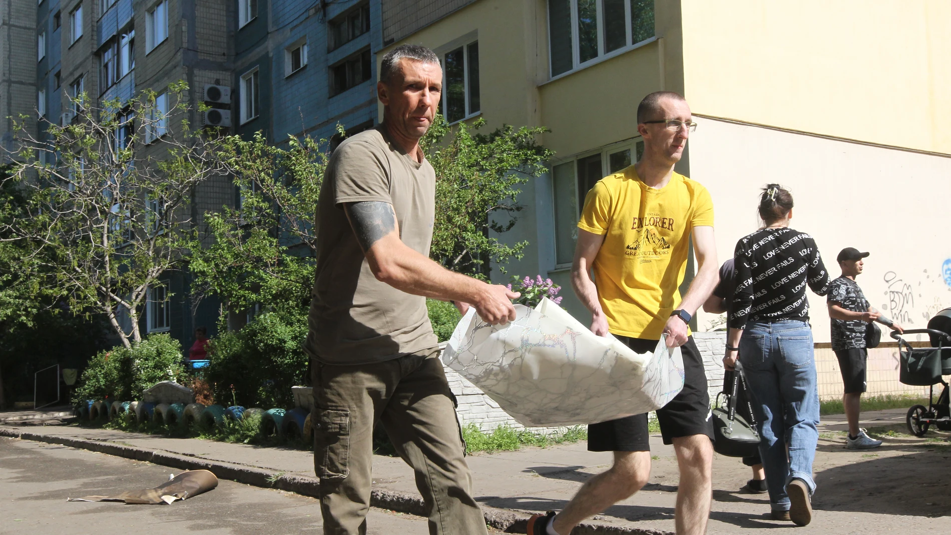 (Foto de ARCHIVO) April 26, 2025, Kamianske, Dnipropetrovsk Region, Ukraine: Men remove the rubble outside a nine-storey apartment block hit by a Russian drone in Kamianske, Dnipropetrovsk region, Ukraine, on April 26, 2025. Europa Press/Contacto/Mykola Miakshykov 26/04/2025 ONLY FOR USE IN SPAIN
