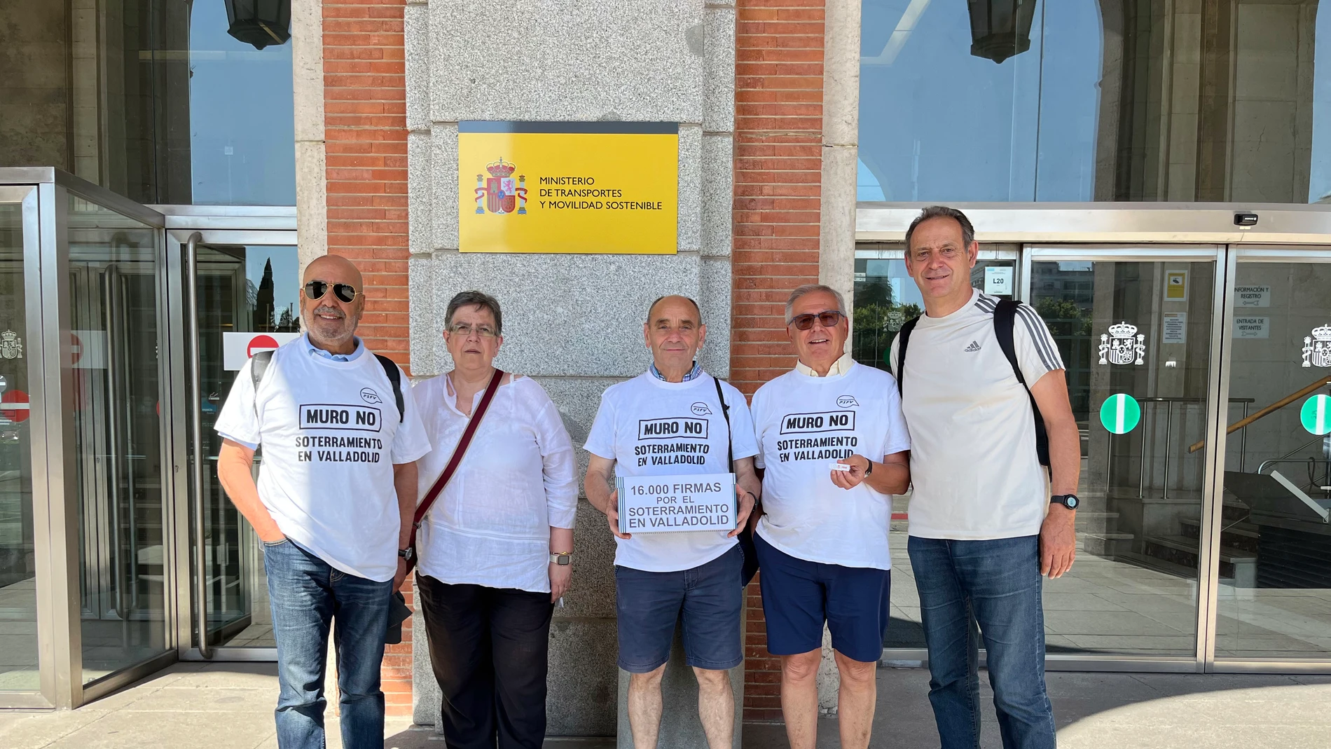 La Plataforma por el Soterramiento del Ferrocarril en Valladolid entrega 16.000 firmas en el Ministerio de Transportes y Movilidad Sostenible