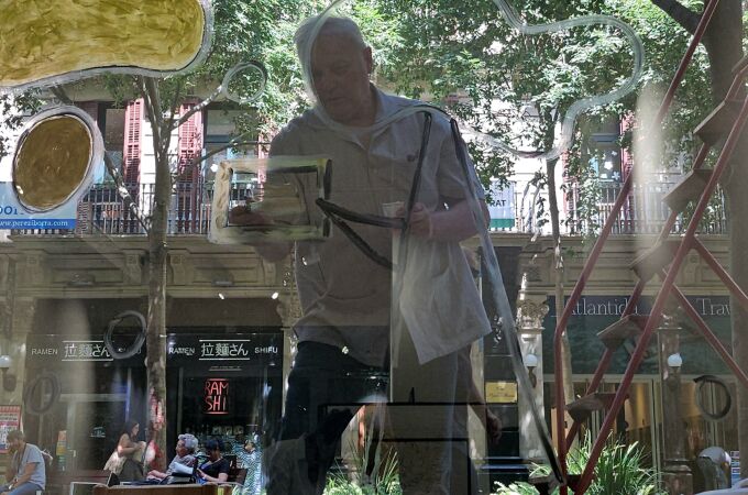 Xavier Vilató trabajando en el escaparate de la Galeria Joan Gaspar
