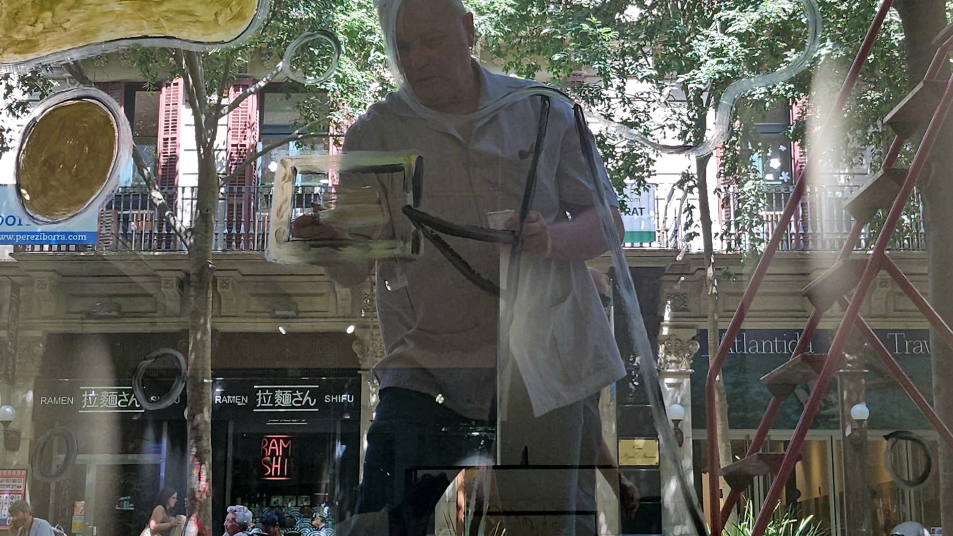 Xavier Vilató trabajando en el escaparate de la Galeria Joan Gaspar