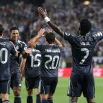 Vinicius celebra con sus compañeros el gol que le marcó al Salzburgo