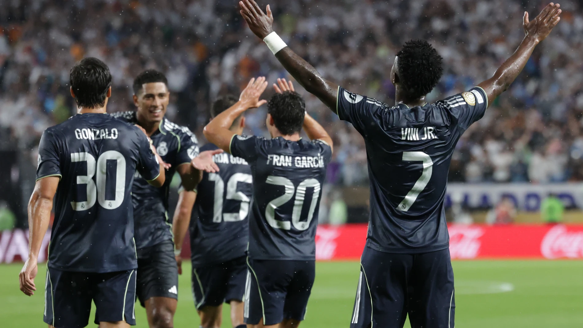 AME8936. FILADELFIA (ESTADOS UNIDOS), 26/06/2025.- Vinicius Jr. (d) del Real Madrid celebra un gol este jueves, en un partido de la fase de grupos del Mundial de Clubes entre Salzburgo y Real Madrid, en el estadio Lincoln Financial Field en Filadelfia (Estados Unidos). EFE/ Andre Coelho