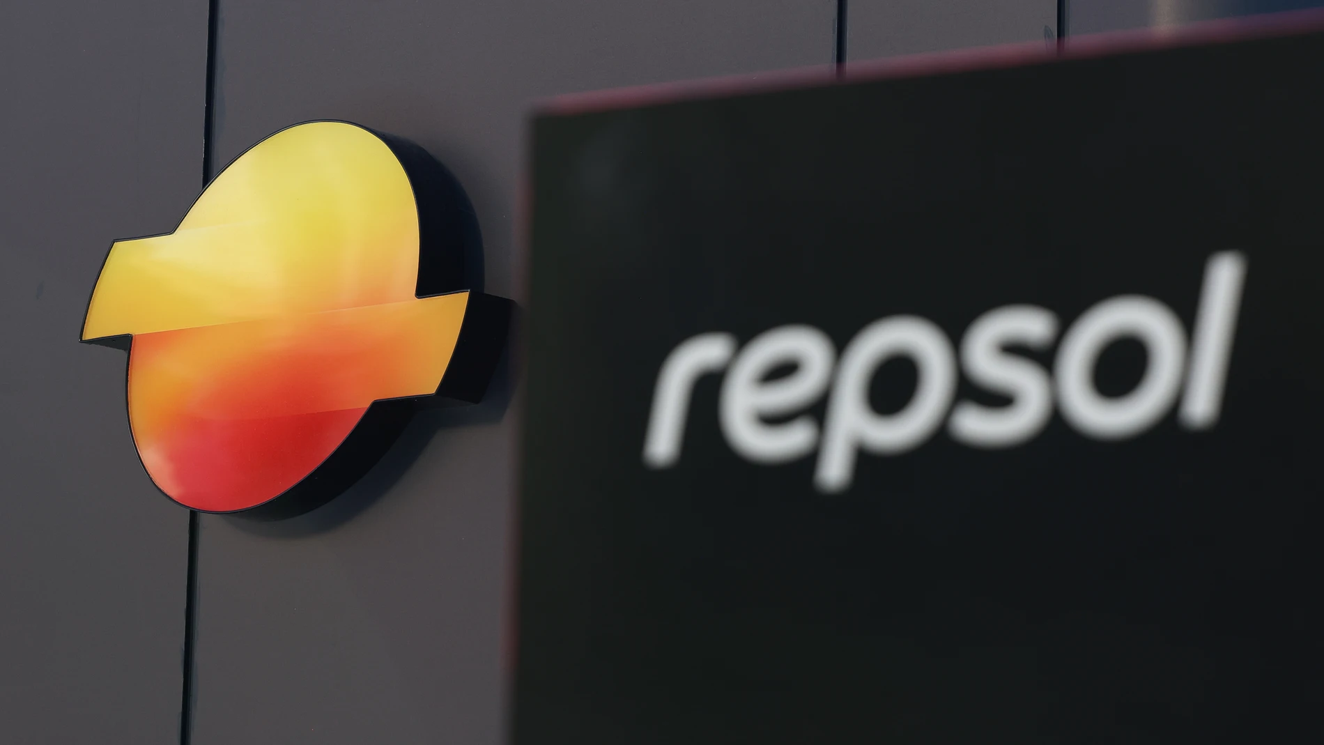 El nuevo logo e imagen de marca de Repsol, a 27 de junio de 2025, en Madrid (España). Repsol ha estrenado su nueva imagen de marca para adaptarla a la estrategia de la compañía. La nueva identidad visual será implementada en los activos digitales de forma inmediata y de forma paulatina en los activos físicos acompañando el despliegue de la experiencia cliente. 27 JUNIO 2025;RECURSOS;REPSOL;LOGO;MARCA Marta Fernández / Europa Press 27/06/2025