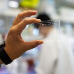 El nuevo dispositivo para detectar la infección de tuberculosis de la Universidad de Tulane tiene el tamaño de una tarjeta de crédito, no requiere electricidad y mejora significativamente la detección de la enfermedad en personas con VIH 