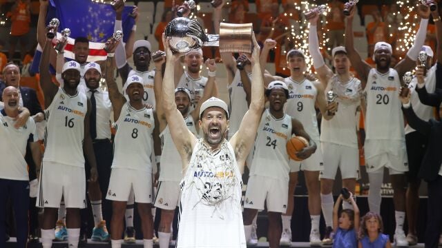 El capitán del Real Madrid, Sergio Llull, levanta el trofeo tras su victoria en el tercer partido de la final de la Liga Endesa que Valencia Basket y Real Madrid han disputado hoy miércoles en el pabellón de la Fuente San Luis. 