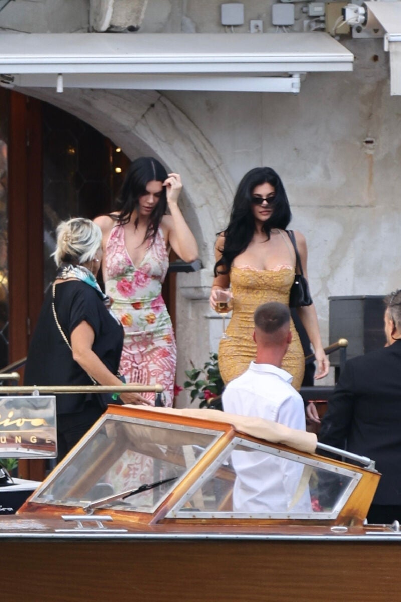 Kendall y Kylie Jenner en la boda de Jeff Bezos y Lauren Sánchez