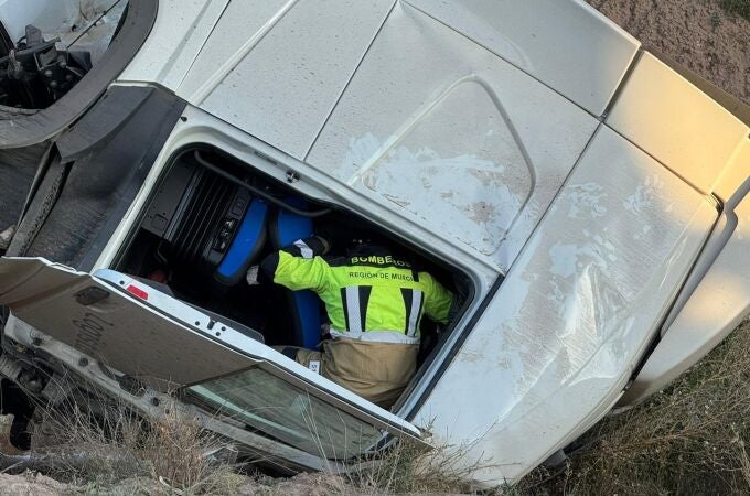 MURCIA.-Sucesos.- Un camión cargado de melones vuelca en un terraplén en Jumilla y su conductor resulta herido